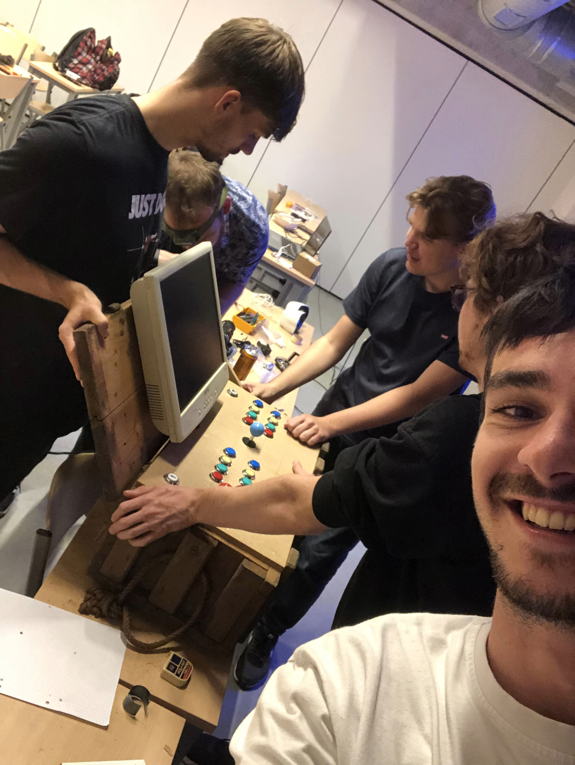 Le groupe devant le rendu quasi final